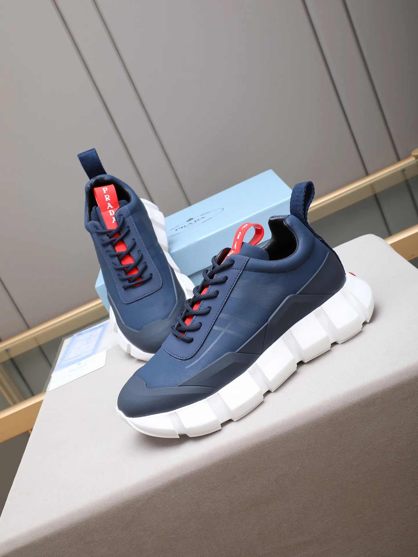 Men's shoes 💰500 PRADA/Prada men's lace-up casual sports shoes, the upper is made of imported first-layer calfskin, soft, comfortable and breathable ➕ washed sheepskin! The tongue is decorated with the PRADA brand letter logo. The rubber thick sole echoes the red label tongue. The style is fashionable and elegant. The details are carefully crafted. A casual sports shoe with a super western style and excellent breathability!  Size: 38-44 (45 46 customized)